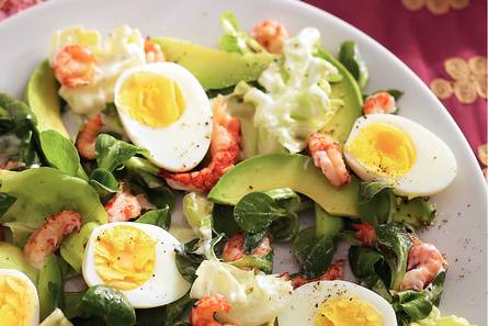 Salade met ei en rivierkreeftjes