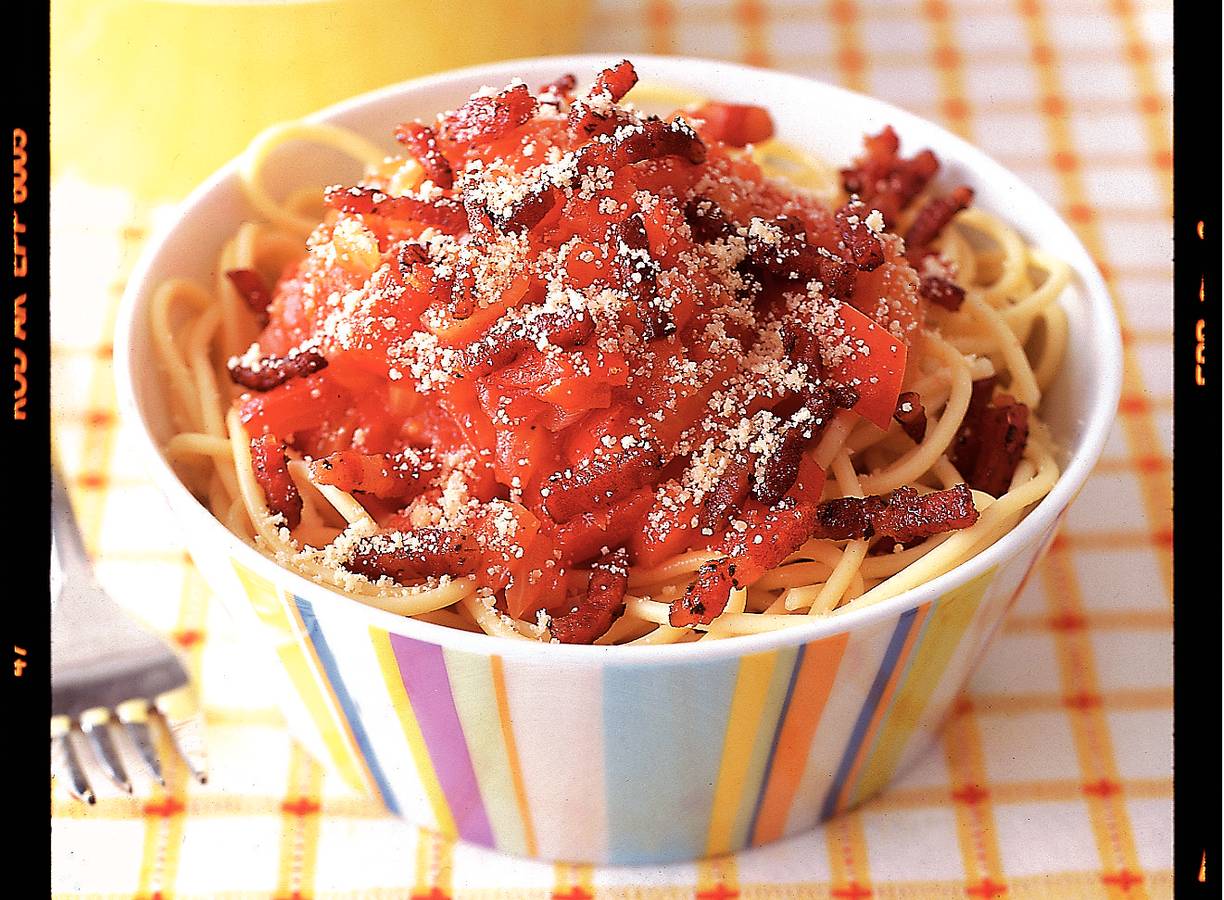 Spaghetti met tomaten-paprikasaus