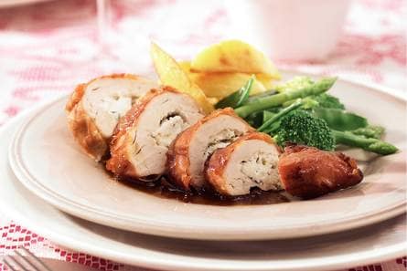 Met geitenkaas gevulde kipfilet met honingjus