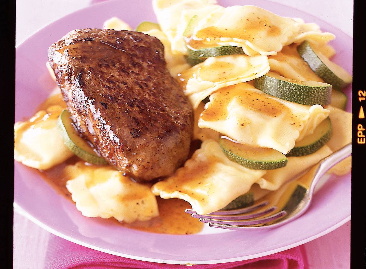 Biefstuk met saliejus en ravioli