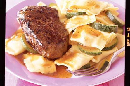 Biefstuk met saliejus en ravioli