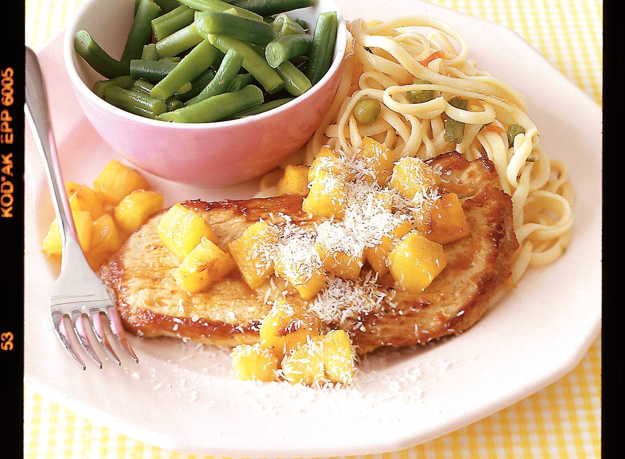 Bami met schnitzel en ananas