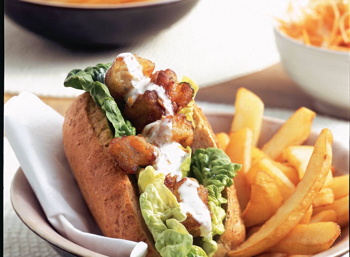 Broodje kibbeling met wortelsla