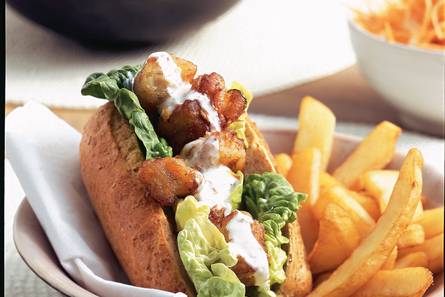 Broodje kibbeling met wortelsla