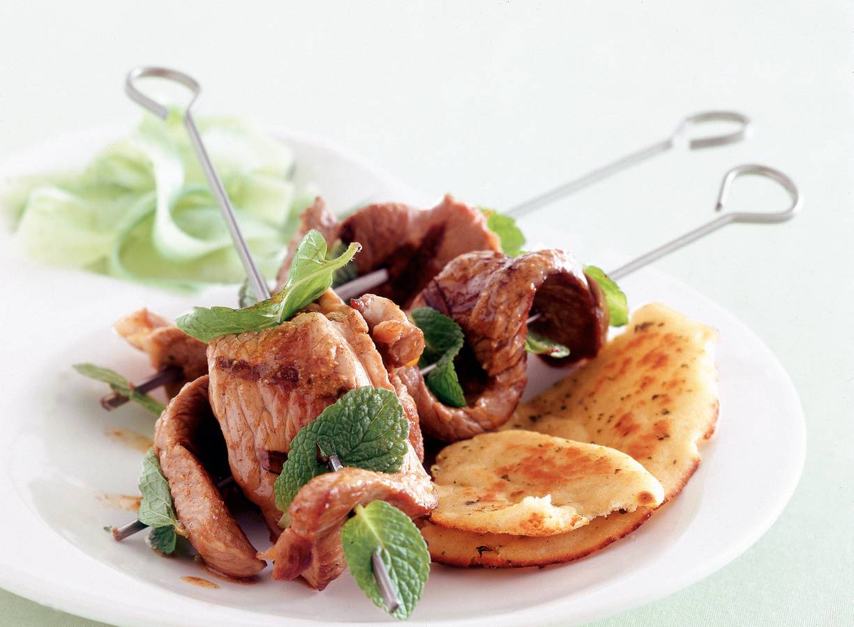 Lamskebab met komkommer-muntsalade