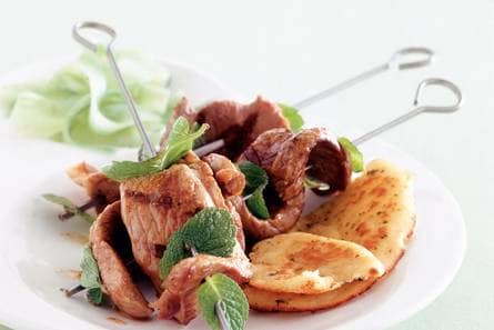 Lamskebab met komkommer-muntsalade