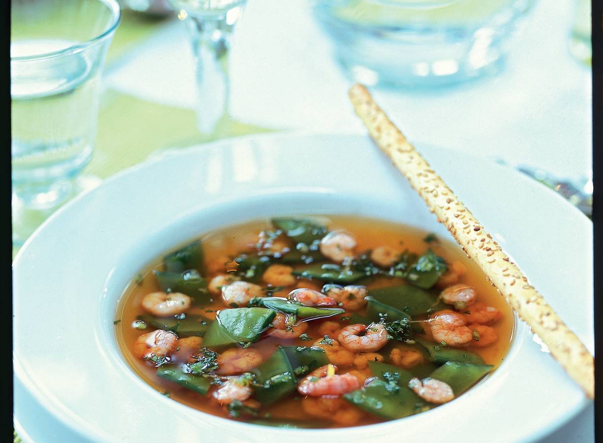 Lentebouillon met peultjes en garnalen