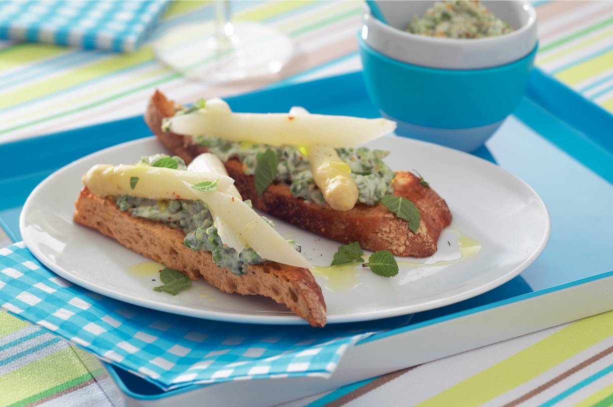 Asperges op crostini met ricotta en doperwten