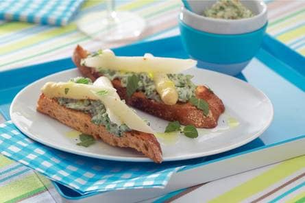 Asperges op crostini met ricotta en doperwten