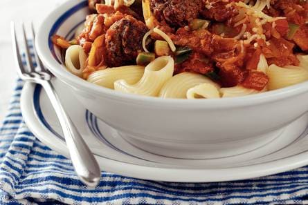 Macaroni met gehaktballetjes in tomatensaus