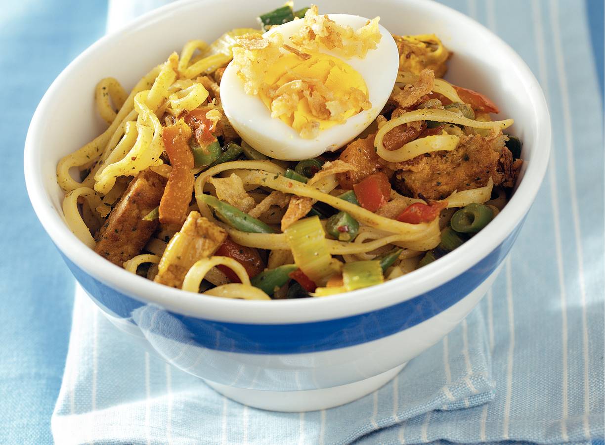 Mie met tofu, ei en gebakken uitjes
