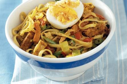 Mie met tofu, ei en gebakken uitjes