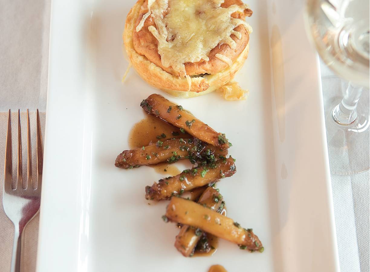 Dubbelgebakken kaassoufflé met roergebakken asperges in balsamico