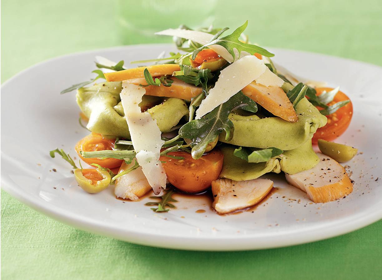 Tortellonisalade met gerookte kip