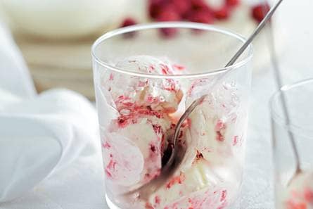 Yoghurtijs met frambozen