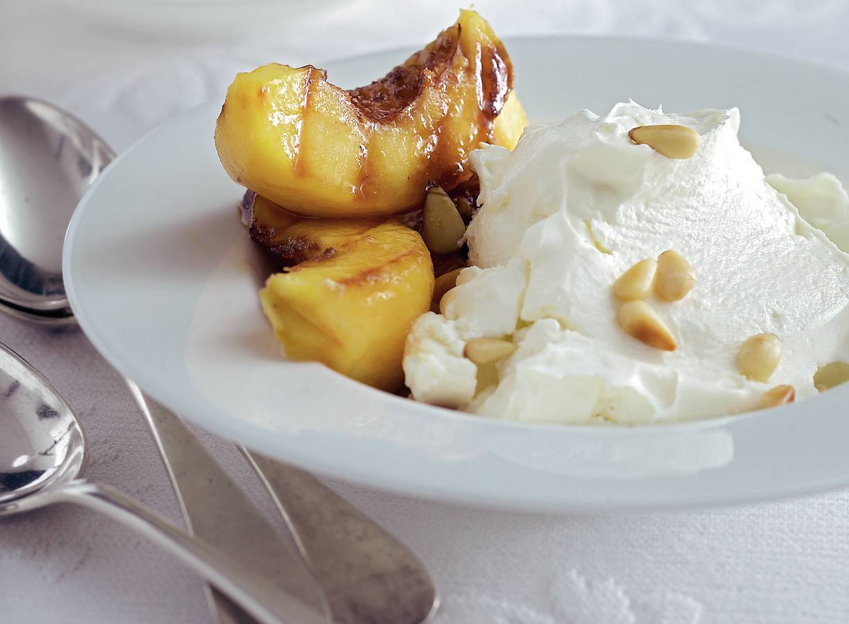 Yoghurthangop met gegrilde perzik