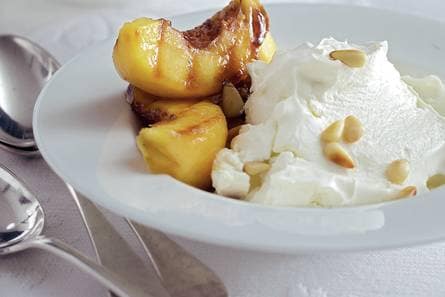 Yog­hurt­hang­op met ge­gril­de per­zik