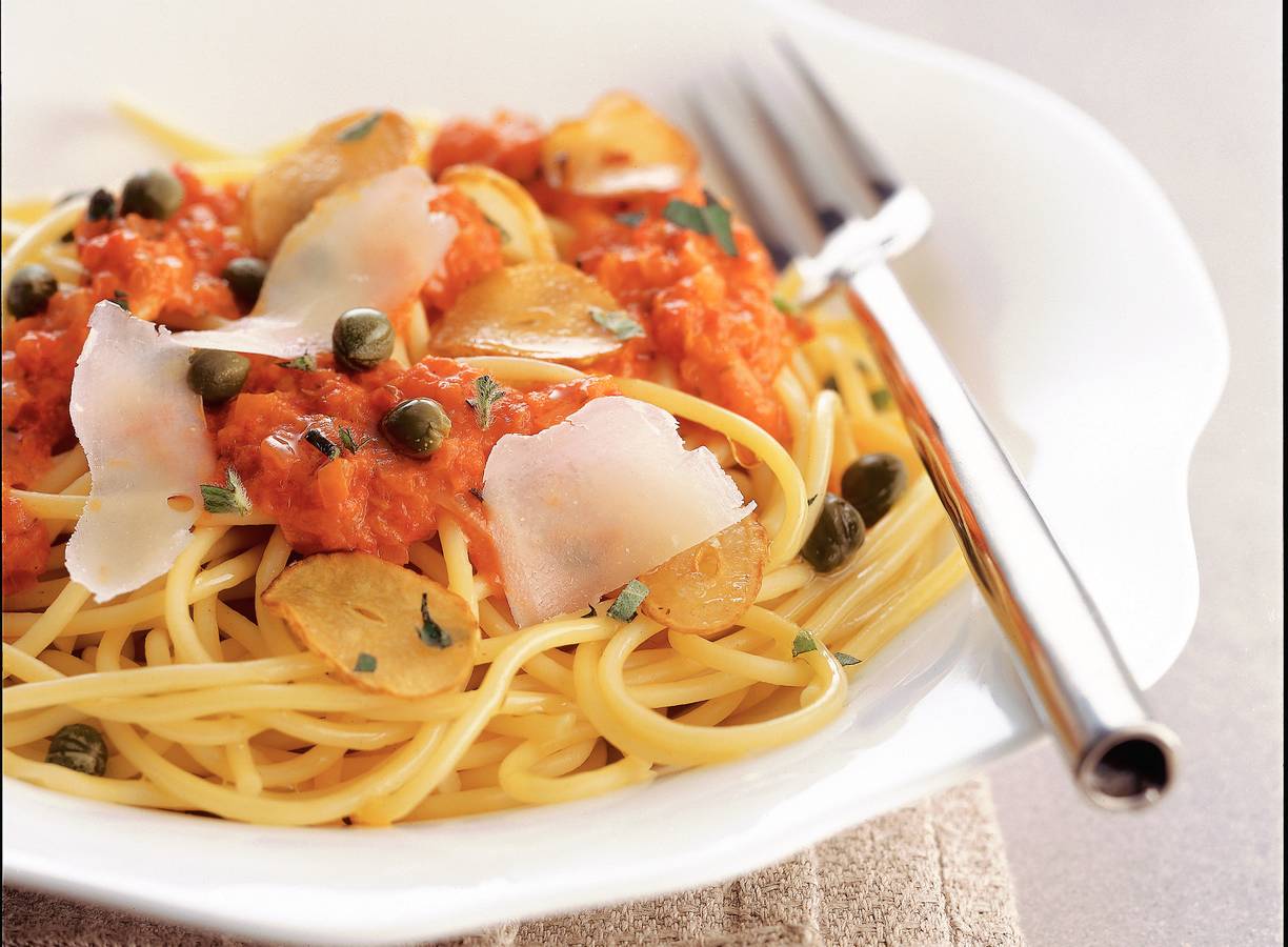 Spaghetti met geroosterde-paprikasaus