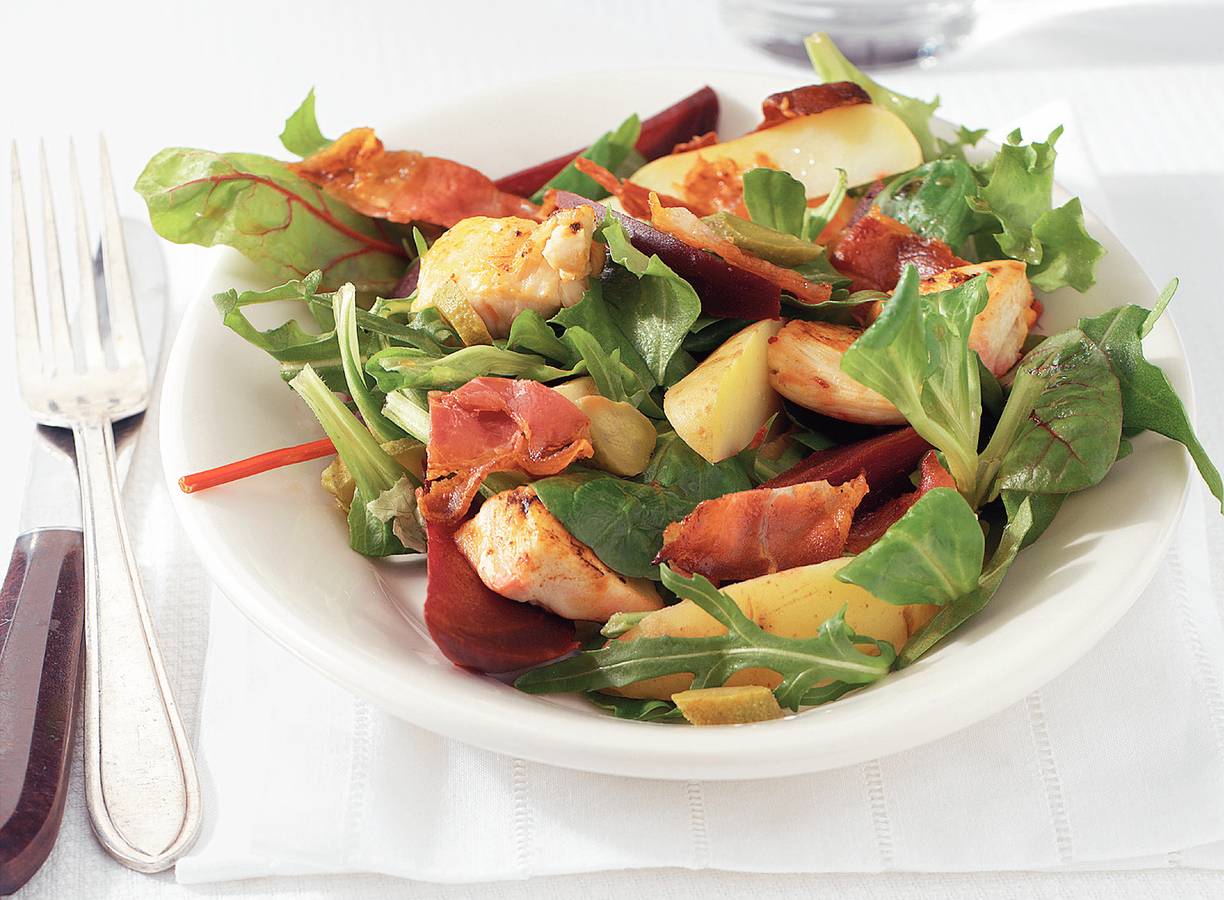 Aardappelsalade met bieten en kip