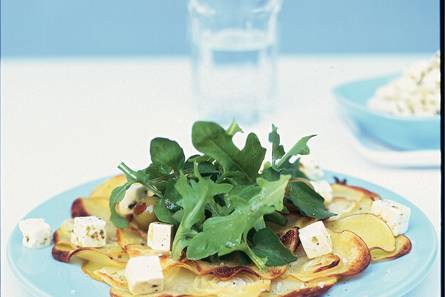 Op het bord gebakken aardappels met rucolasalade