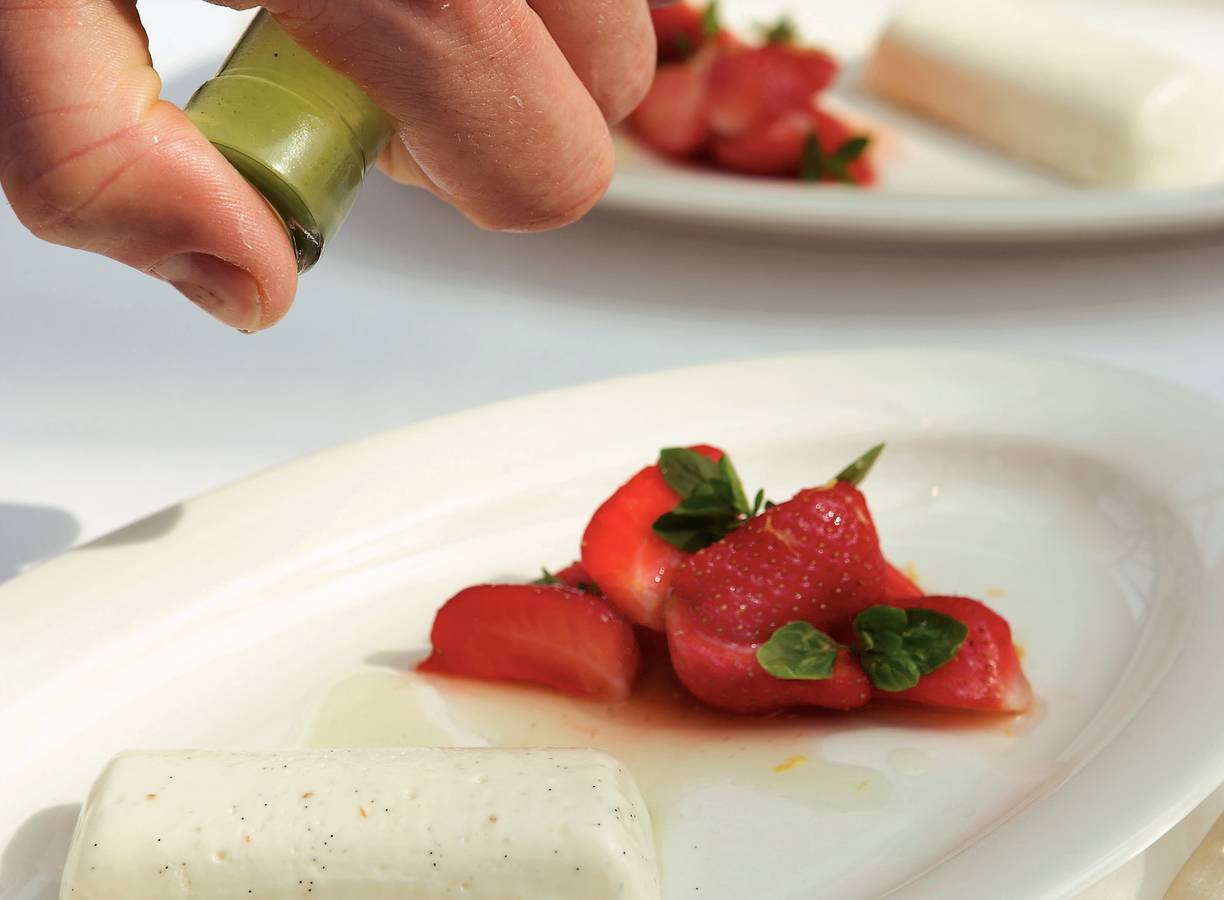 Panna cotta met lauriersiroop en aardbeien