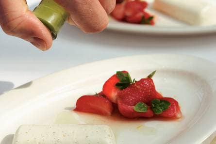 Panna cotta met lauriersiroop en aardbeien