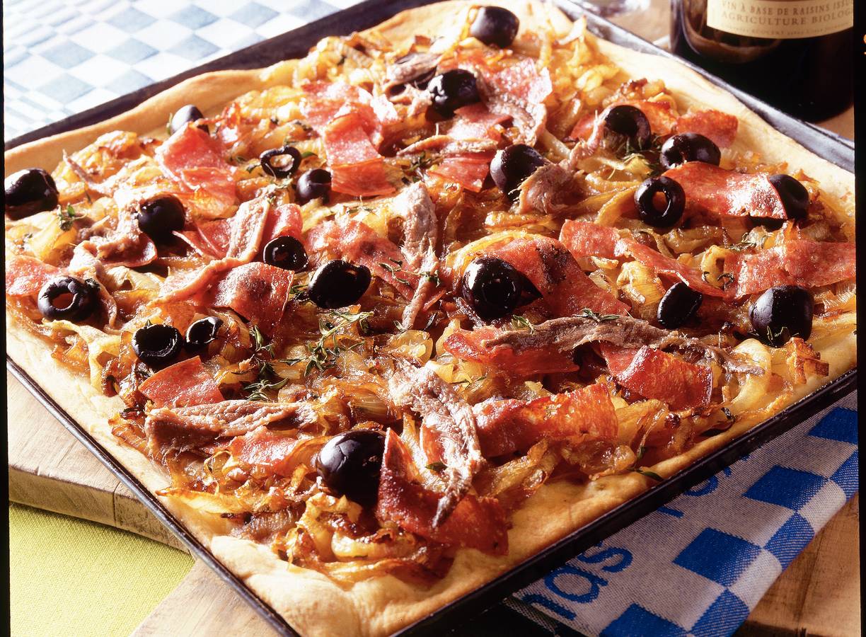 Zuid-Franse uienpizza met salami