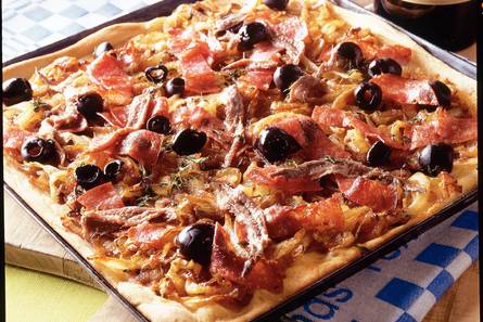 Zuid-Franse uienpizza met salami