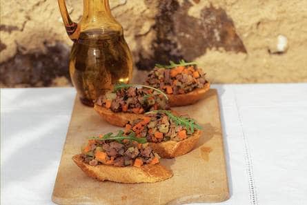 Kippenleverspread op crostini