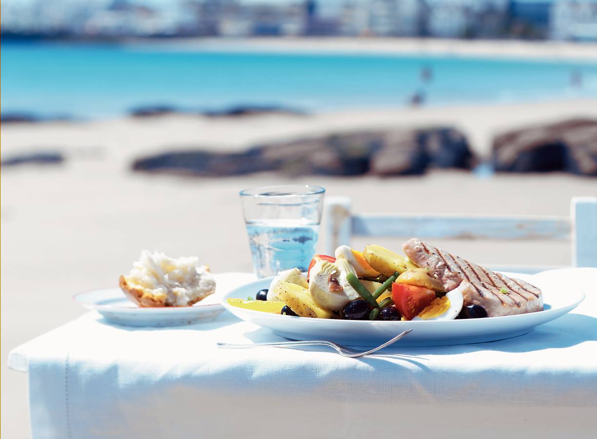 Salade niçoise met geroosterde tonijn