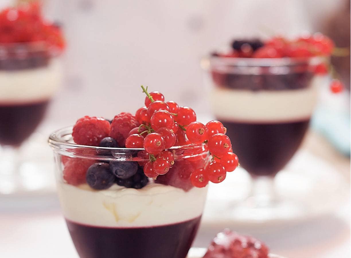 Gelei en sorbet van roodfruit met honingmousse
