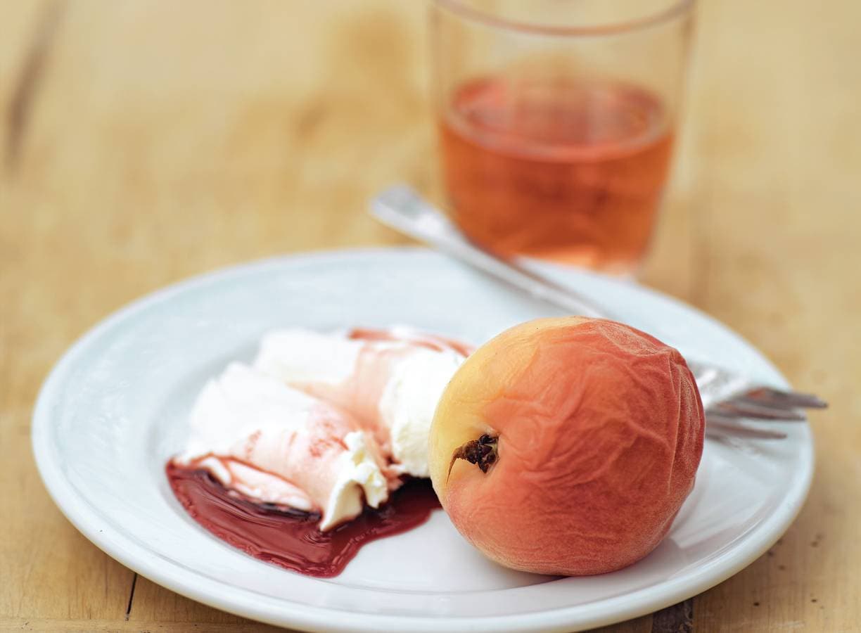 In rosé gestoofde perziken met mascarpone