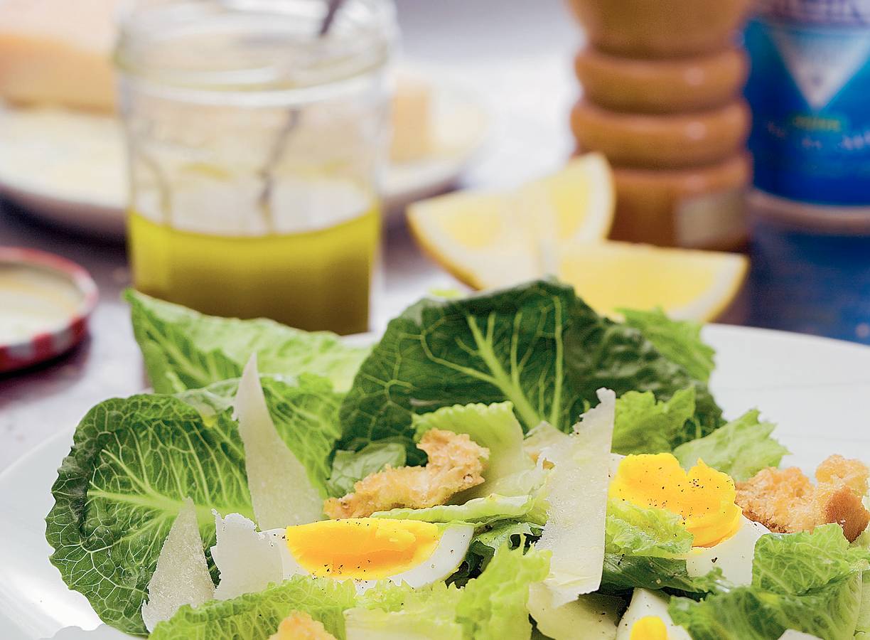 Salade met zelfgebakken knoflookcroutons en
citroendressing