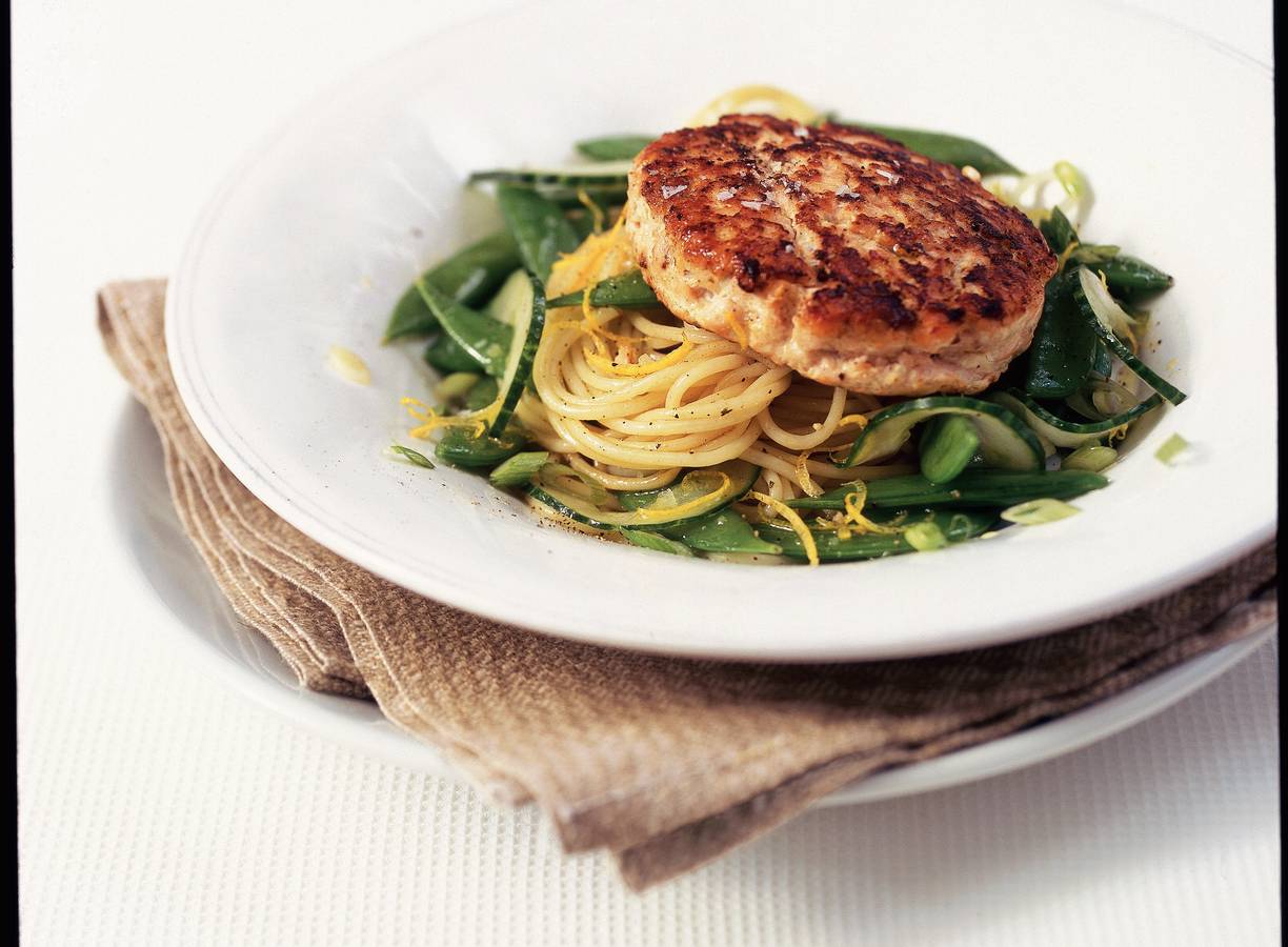 Zalmburgers met sugar snaps en citroenpasta