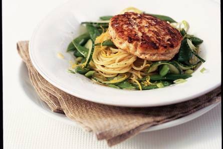 Zalmburgers met sugar snaps en citroenpasta