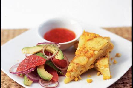 Maïstortilla met avocadosalade