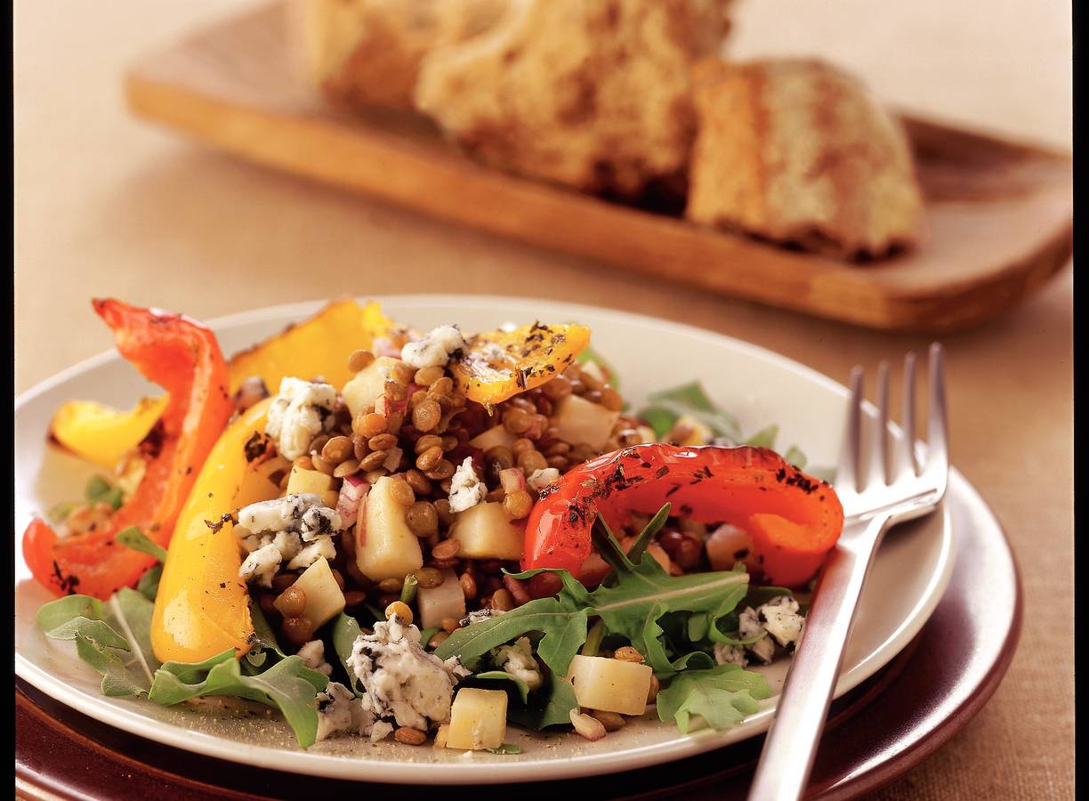 Lauwe linzensalade met geroosterde paprika