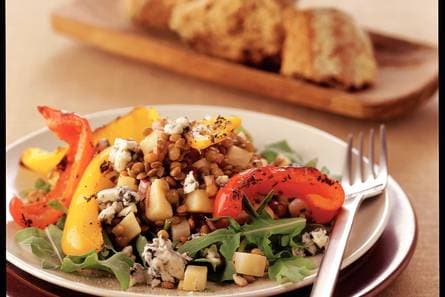 Lauwe linzensalade met geroosterde paprika