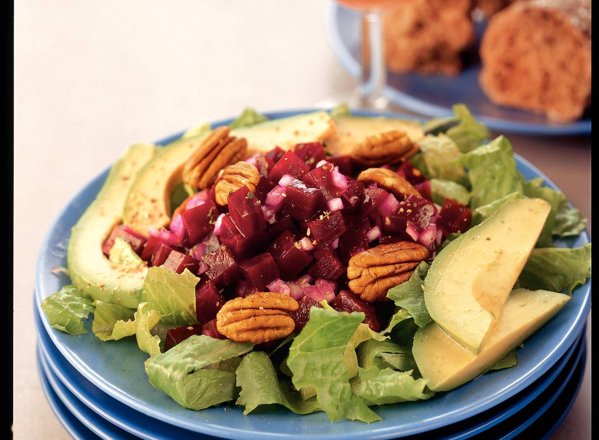 Salade van gemarineerde bieten en avocado