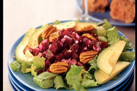 Salade van gemarineerde bieten en avocado