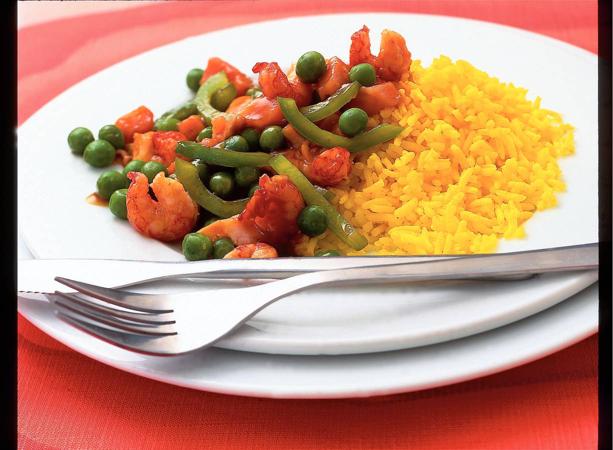 Zalm en rivierkreeftjes met gele rijst