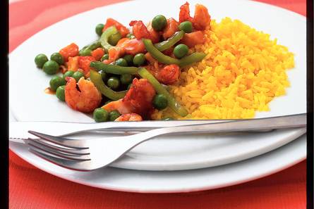 Zalm en rivierkreeftjes met gele rijst