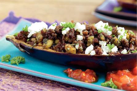 Met witte kaas en gehakt gevulde aubergine