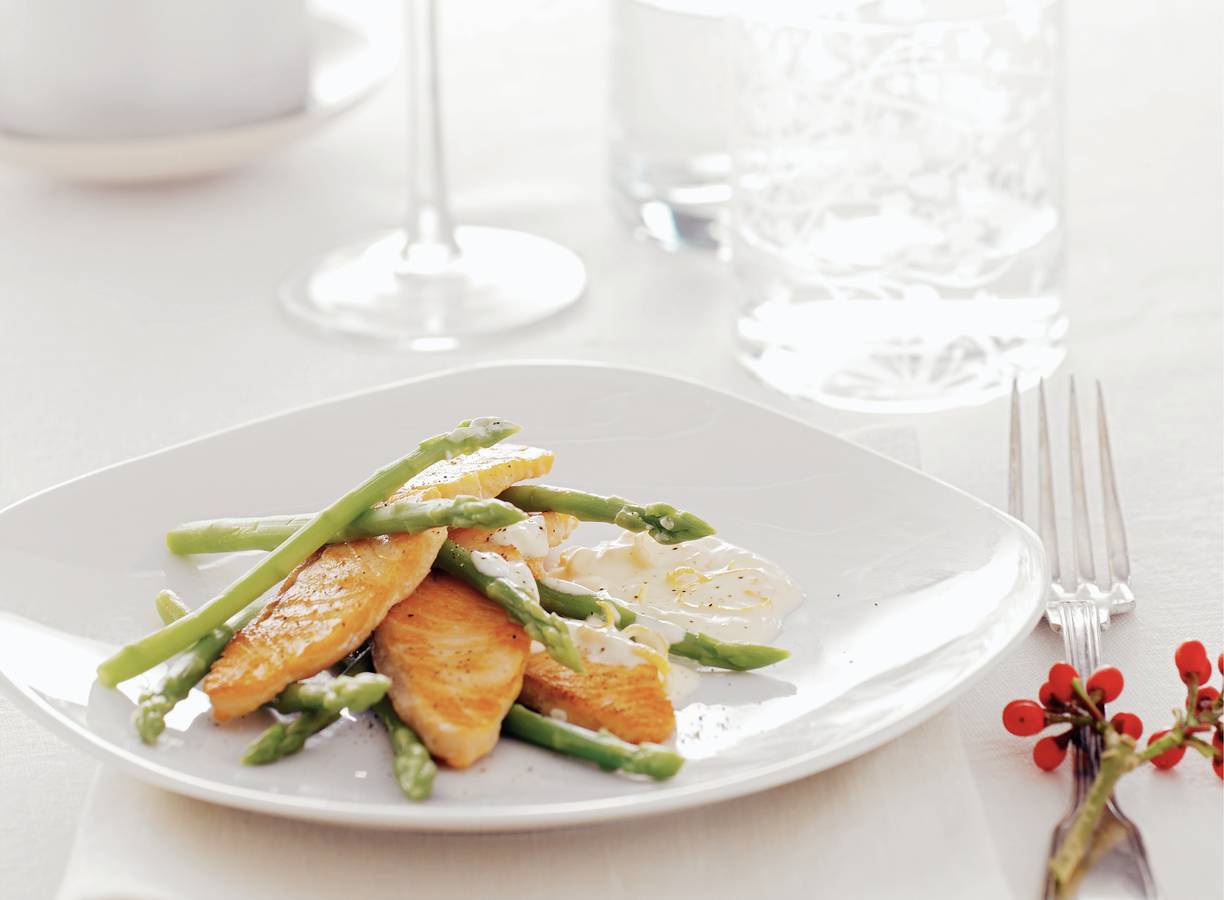 Zalmhaasje met groene aspergetips
