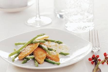 Zalmhaasje met groene aspergetips