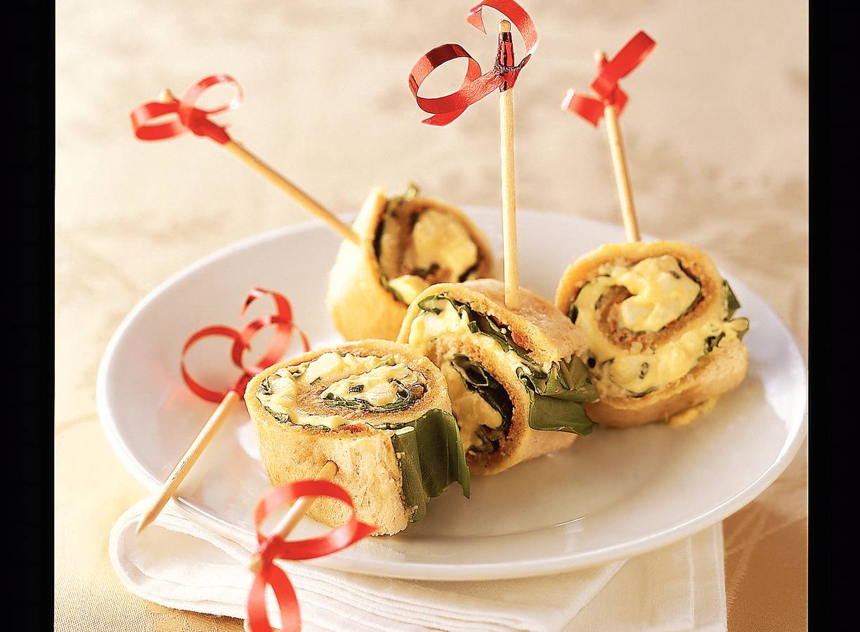 Broodrolletjes met ei en basilicum