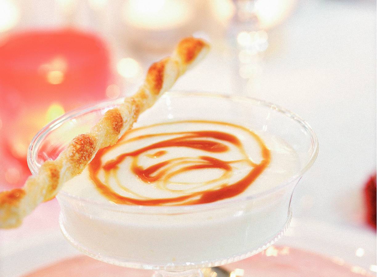 Karnemelkmousse met karamelsaus