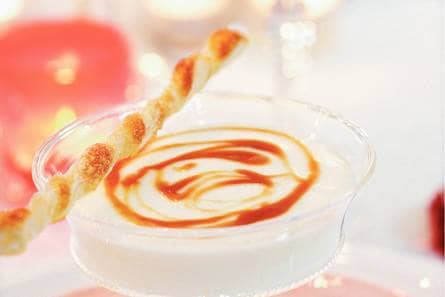 Karnemelkmousse met karamelsaus