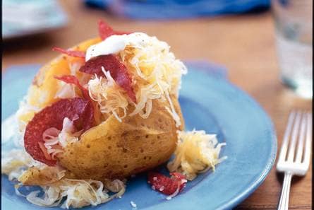Zuurkool op gepofte aardappel