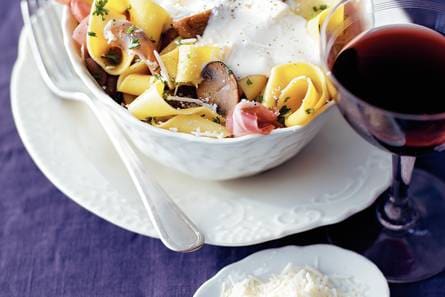 Pappardelle met paddestoelen en ham